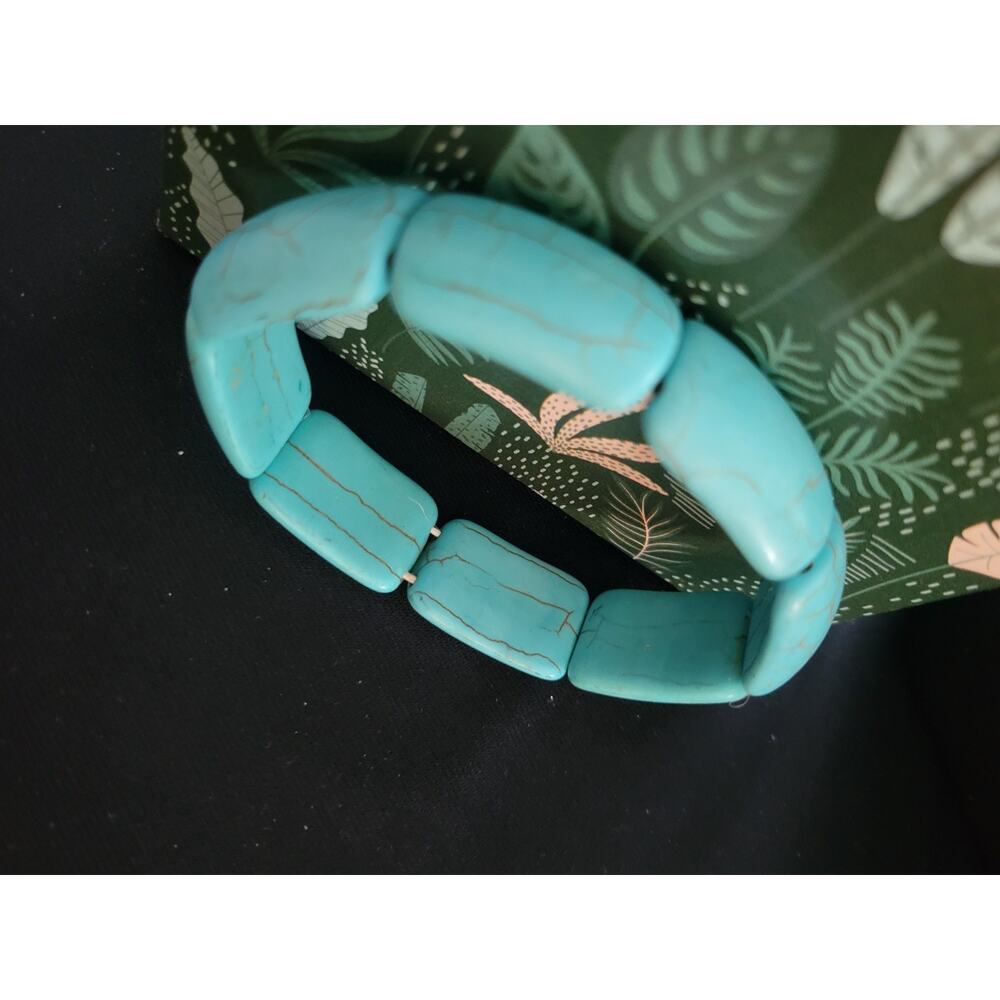 Bold look turquoise color Howlite beaded stretch bracelett - Picture 3 of 3